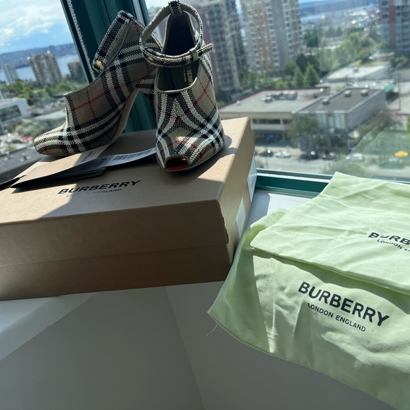 Burberry Archive Beige Peep Toe Pumps. Size 8 - Picture 2 of 6
